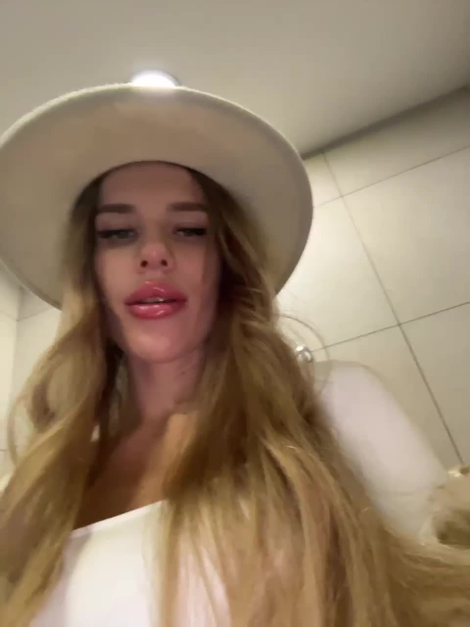 View or download file blondinochkaa on 2023-01-09 from bongacams