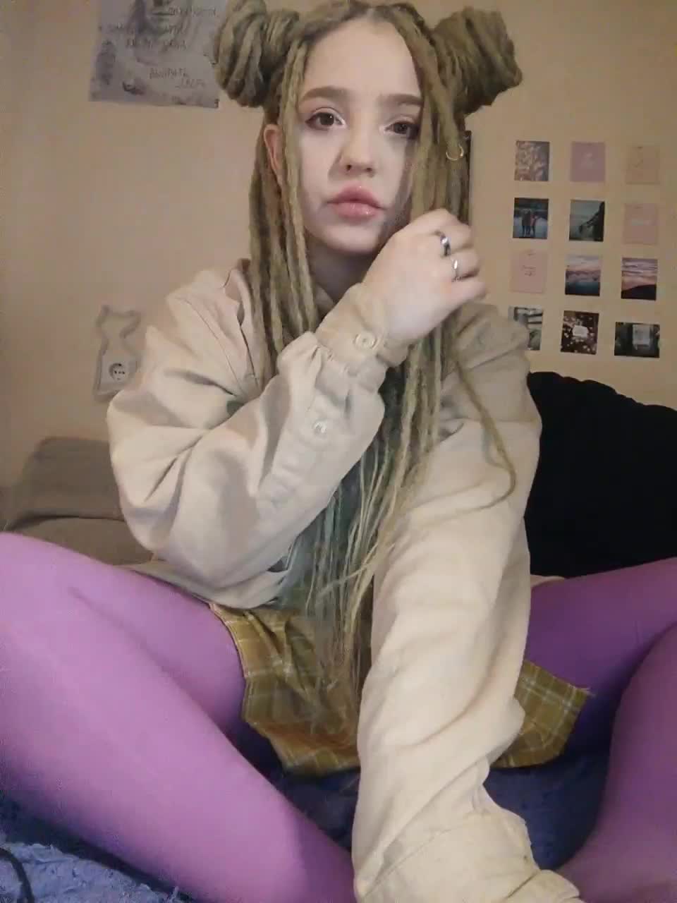 View or download file littledelora on 2023-03-22 from bongacams