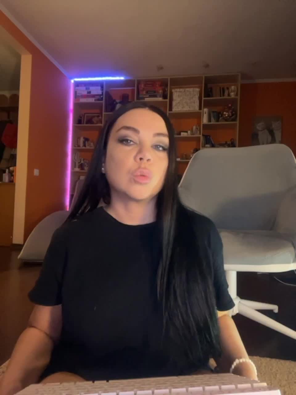 View or download file oliviagoold on 2023-03-25 from bongacams