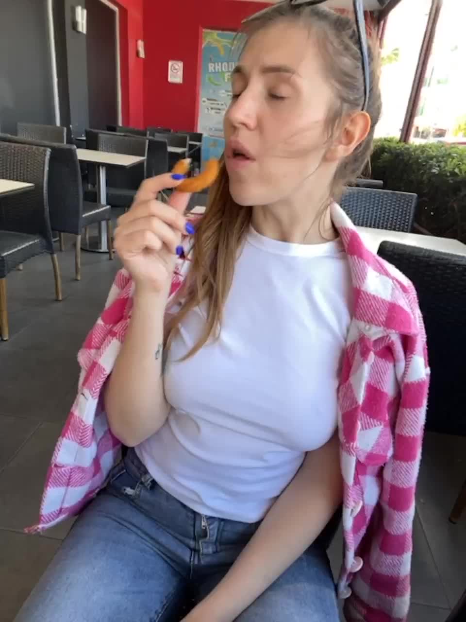 View or download file loverstreamm on 2023-03-28 from bongacams