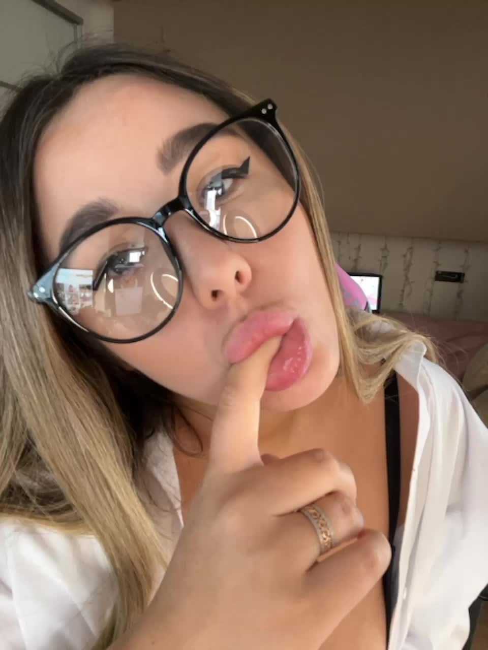 View or download file bloomjuliette on 2023-06-20 from bongacams