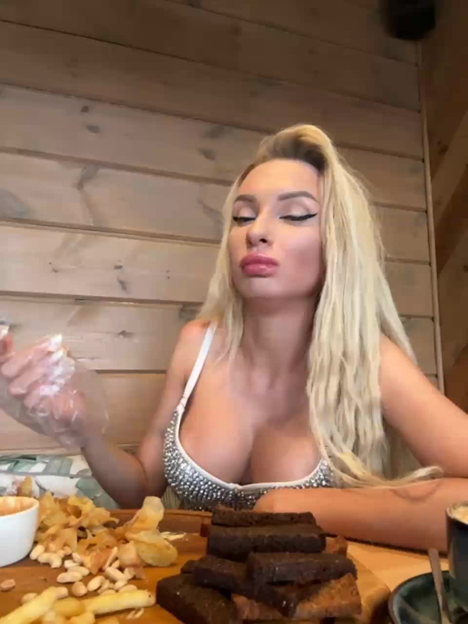 View or download file goldpussy69 on 2023-07-09 from bongacams