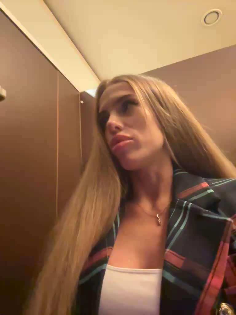 View or download file blondinochkaa on 2023-07-19 from bongacams