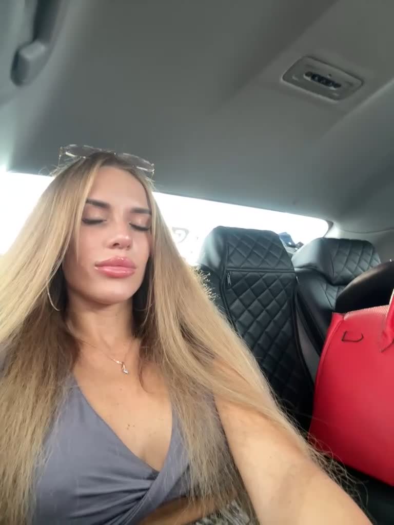 View or download file blondinochkaa on 2023-08-03 from bongacams