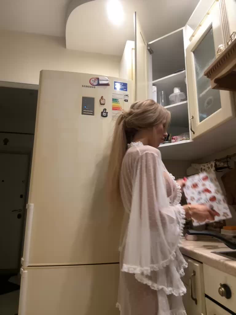 View or download file blondinochkaa on 2023-08-04 from bongacams