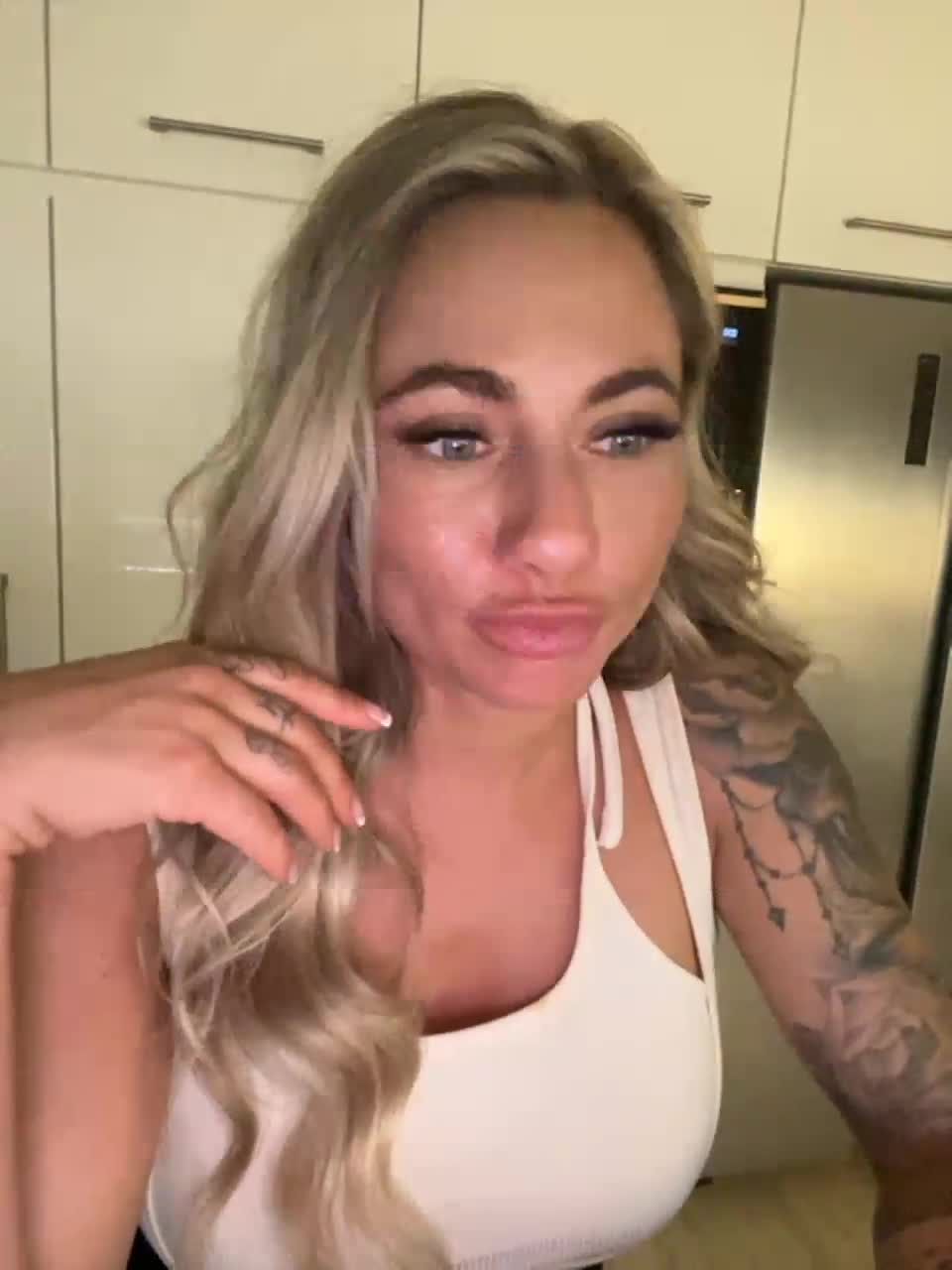 View or download file isizzu_top on 2023-08-16 from bongacams