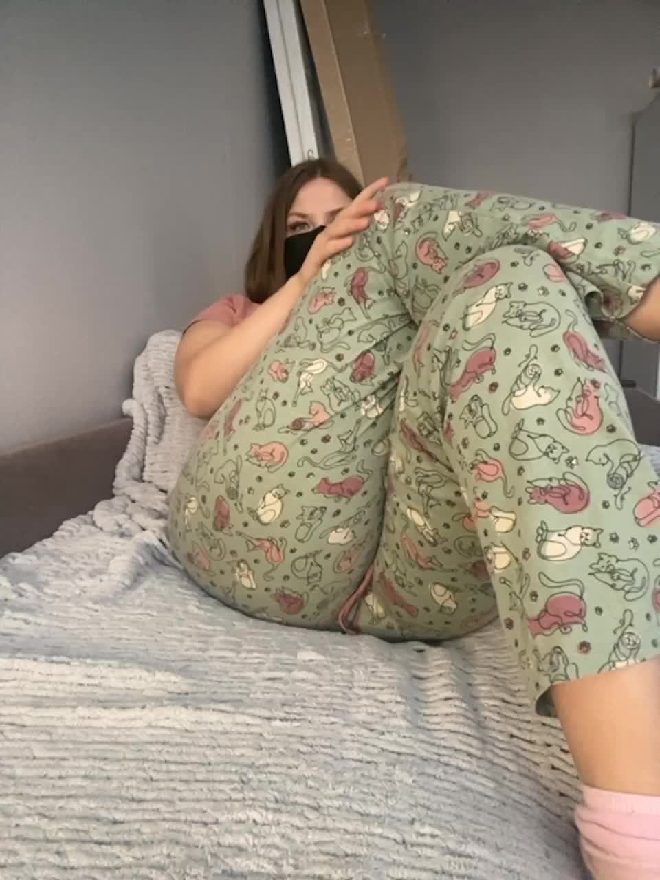 View or download file milaa1998 on 2023-10-04 from bongacams