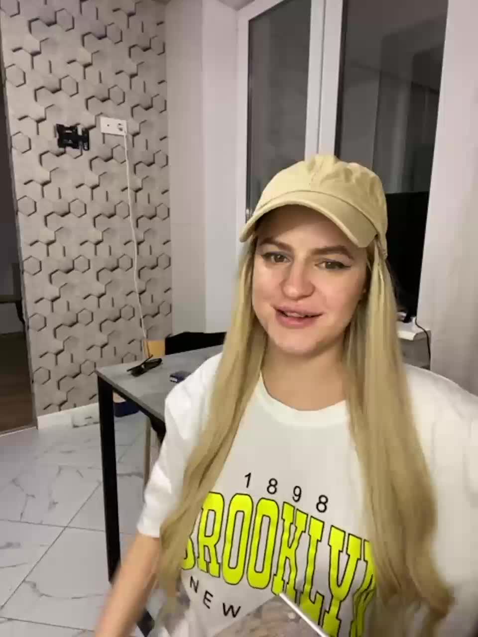 View or download file banana_peach on 2023-11-04 from bongacams