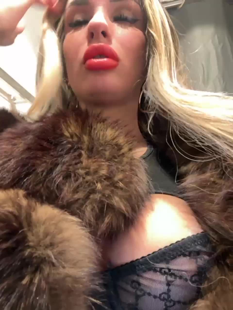 View or download file goldpussy69 on 2023-11-22 from bongacams