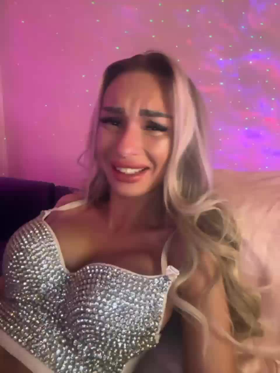 View or download file goldpussy69 on 2023-12-08 from bongacams