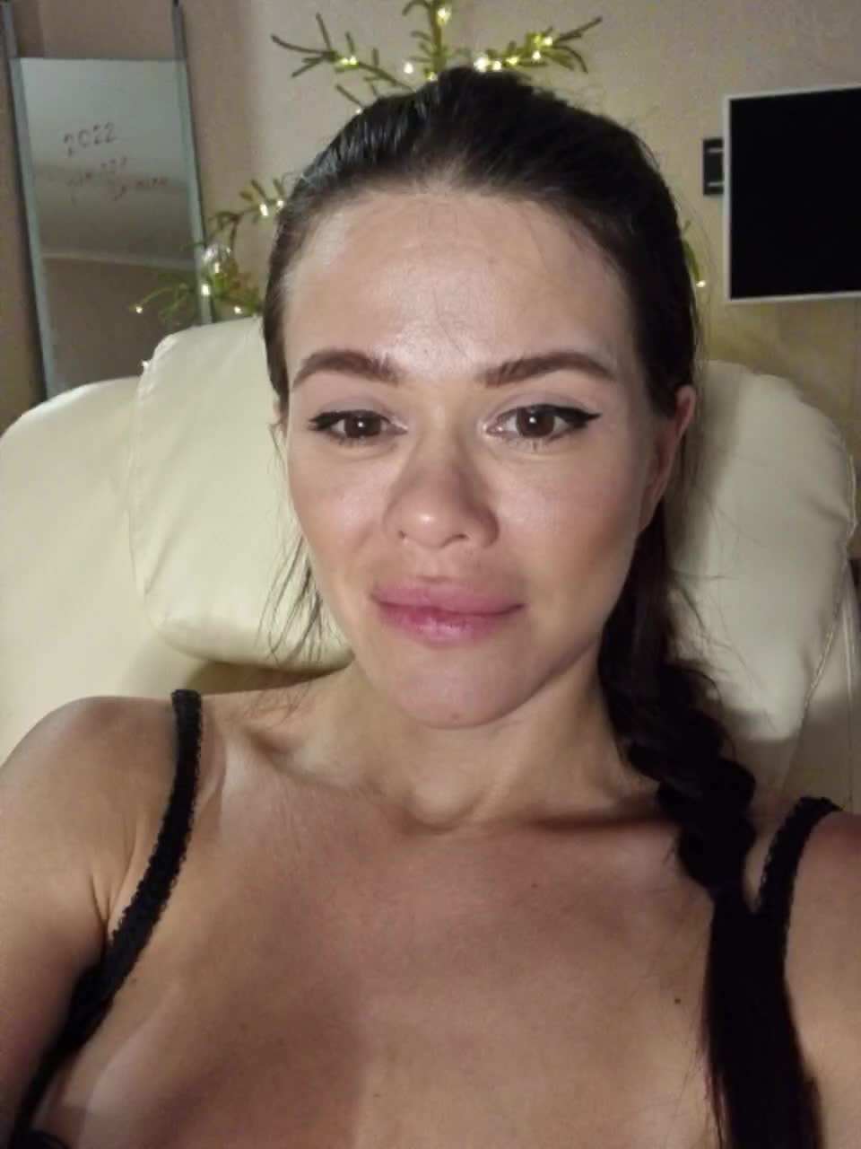 View or download file vikki100500 on 2023-12-20 from bongacams