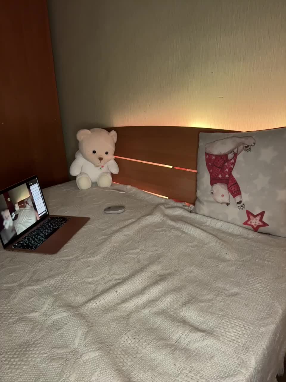 View or download file blue_eyes1 on 2024-09-26 from bongacams