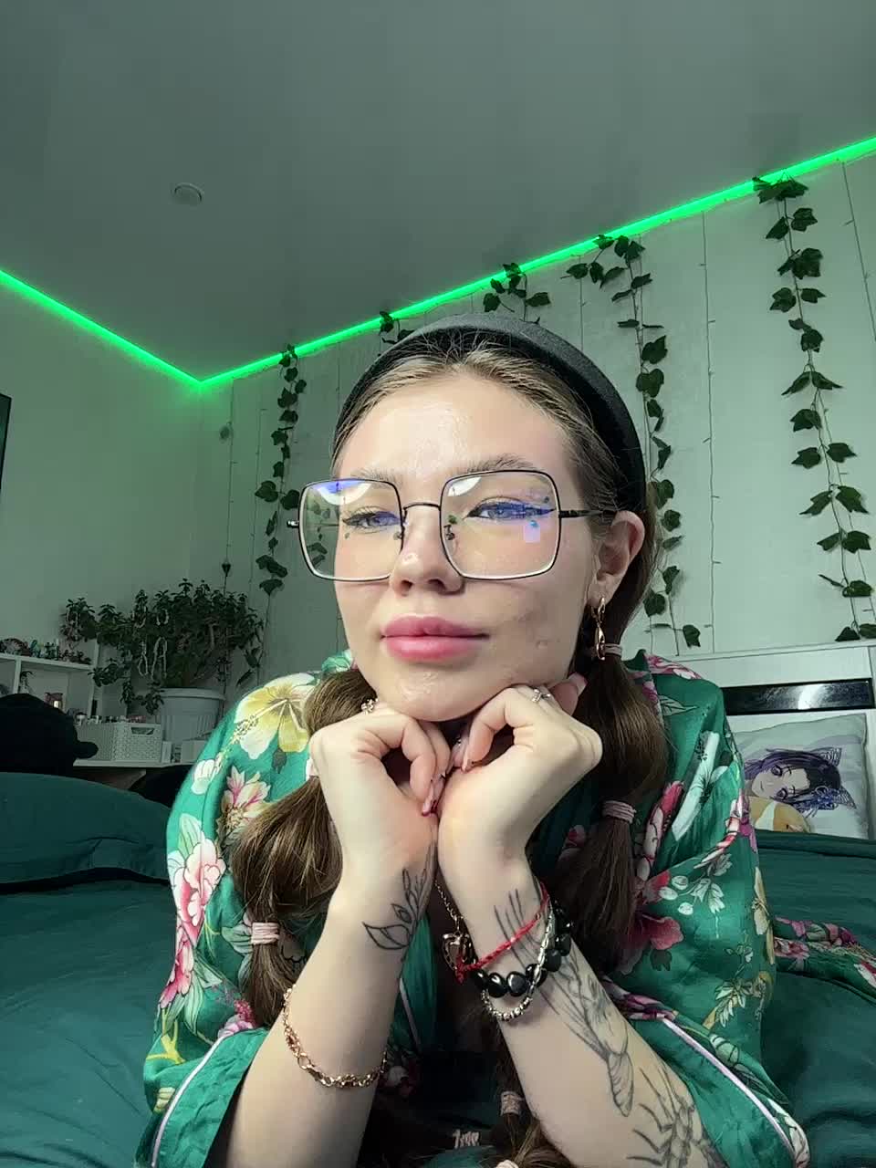 View or download file emmagoodgirl on 2024-10-09 from bongacams