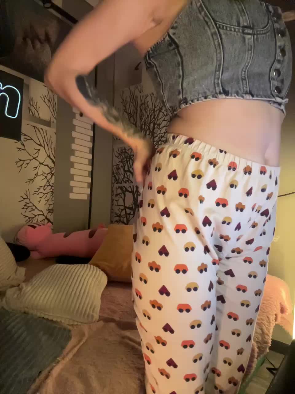 View or download file vik1one1 on 2024-11-05 from bongacams