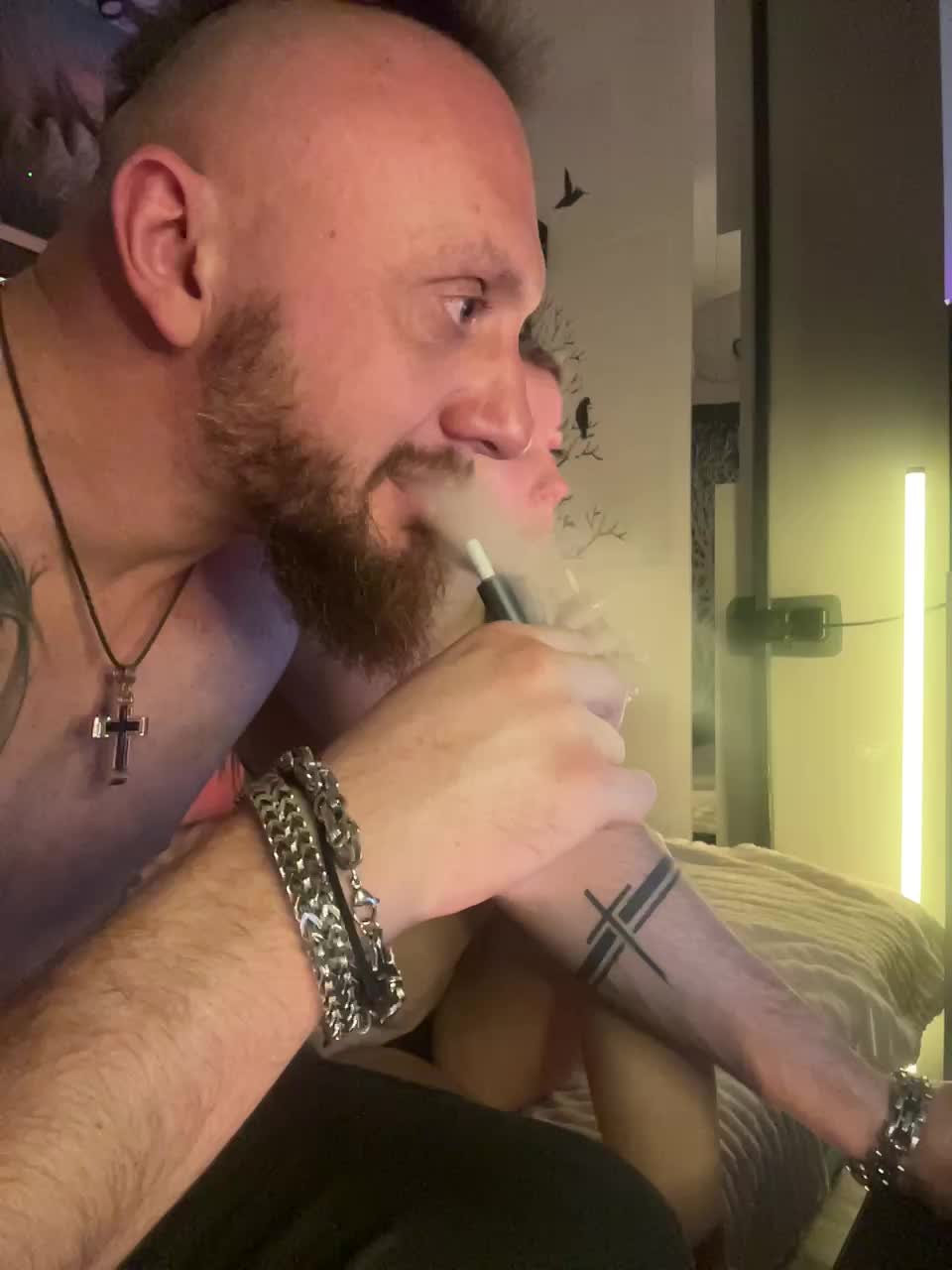 View or download file vik1one1 on 2024-11-19 from bongacams