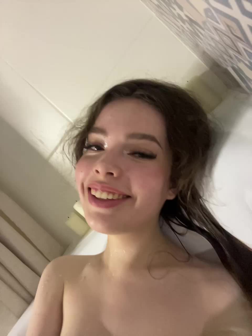 View or download file ladyemily on 2024-12-03 from bongacams